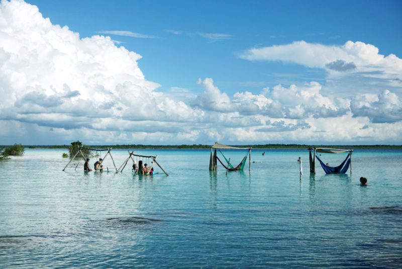 Zeilen over de prachtige lagune van Bacalar in Mexico