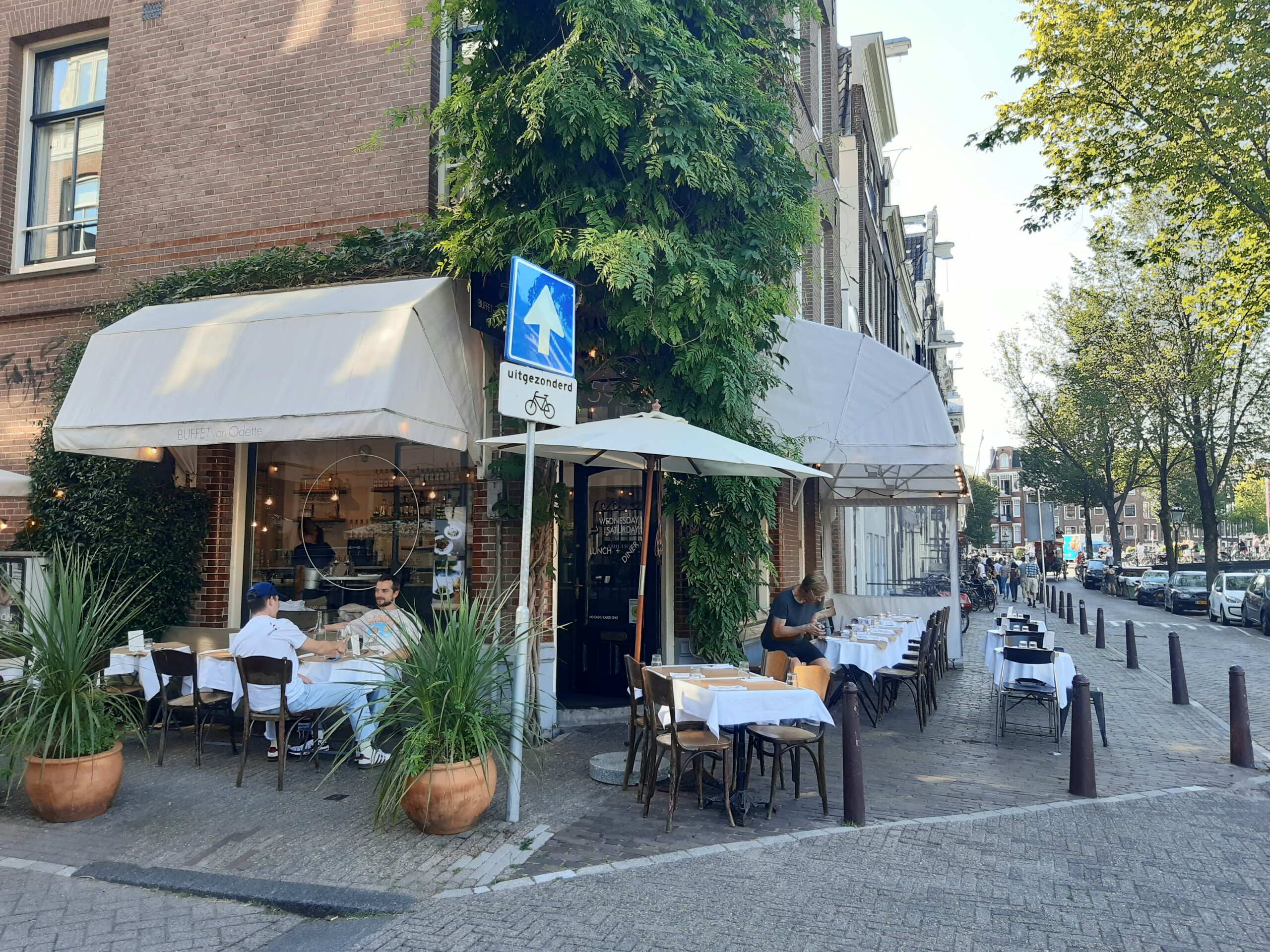 Lekker lunchen op het terras in Amsterdam